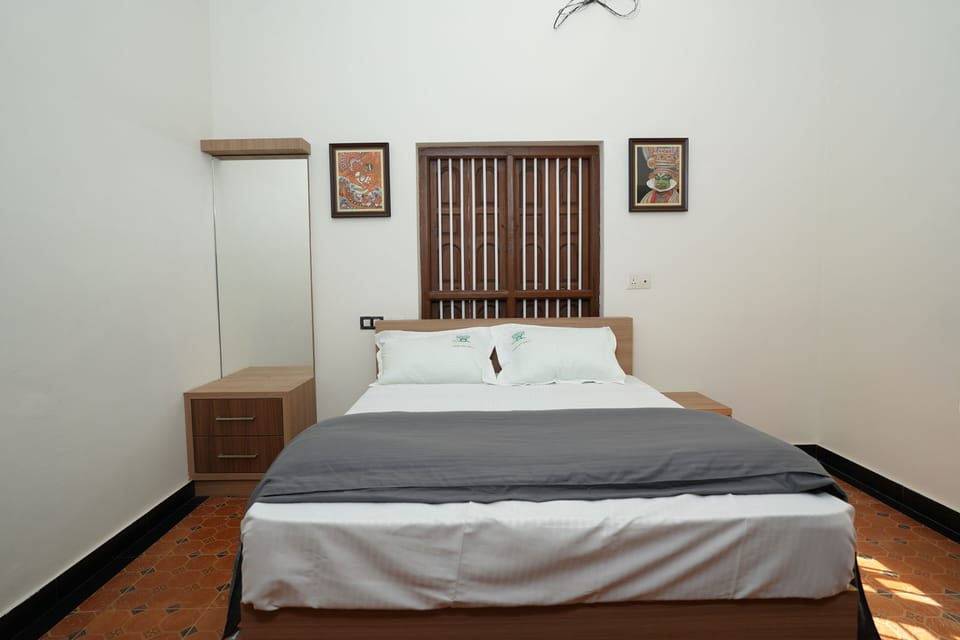 Deluxe Room, 1 Queen Bed, Garden View | Desk, laptop workspace, iron/ironing board, free WiFi