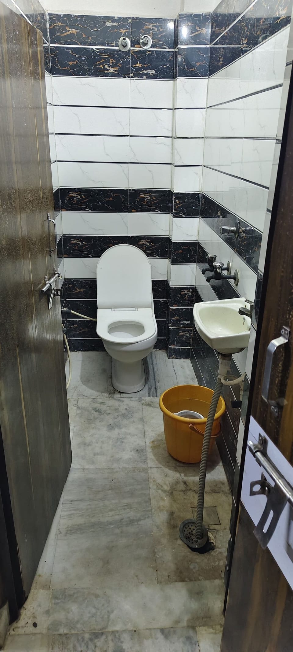 Classic Double or Twin Room | Bathroom | Shower, free toiletries, slippers, towels