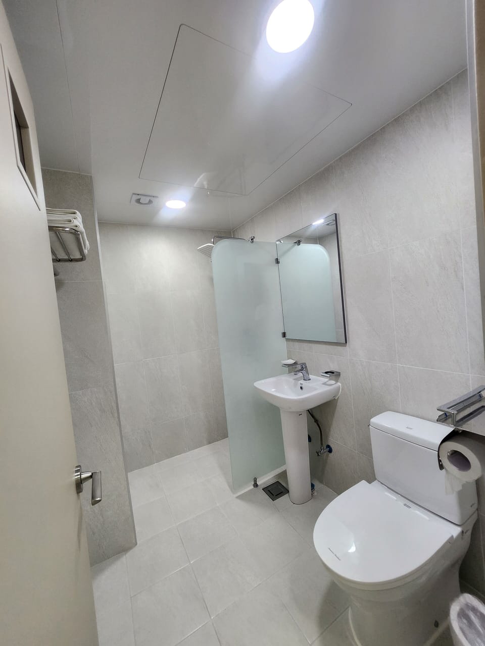 Economy Single Room | Bathroom | Shower, hair dryer, towels, soap