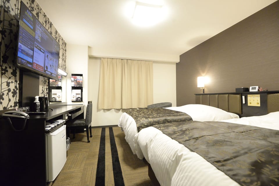 Twin Room, Non Smoking | Desk, WiFi (free), bed sheets