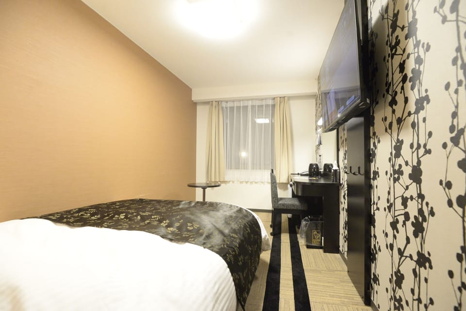 Double Room, Non Smoking | Desk, WiFi (free), bed sheets