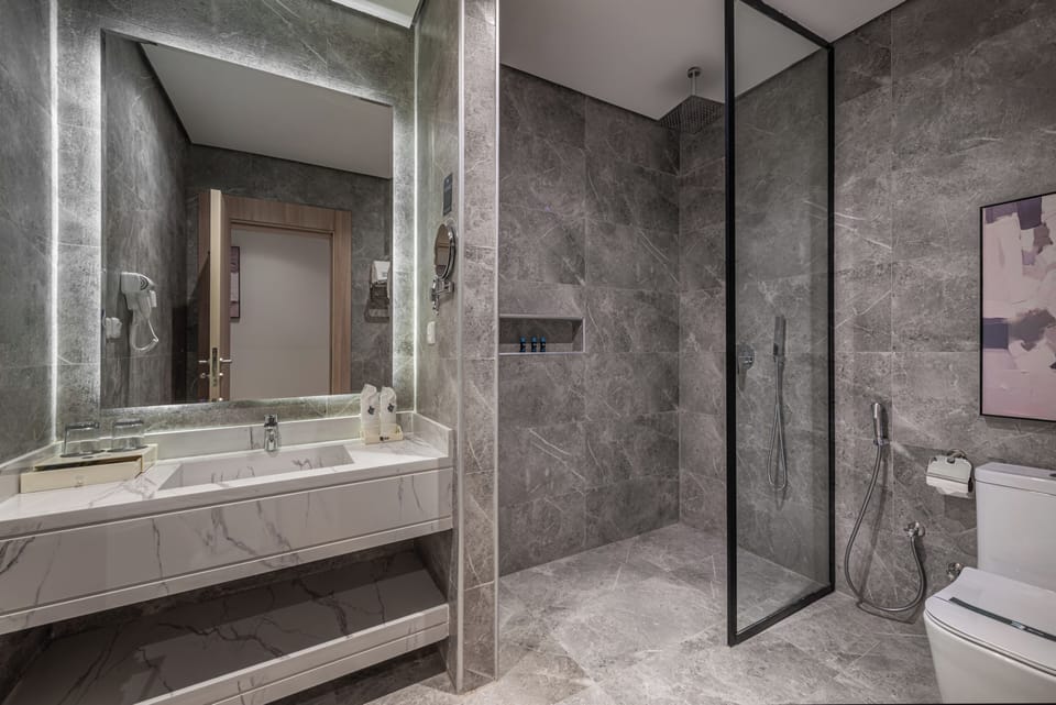 Deluxe Room | Bathroom | Bidet, towels, soap, shampoo