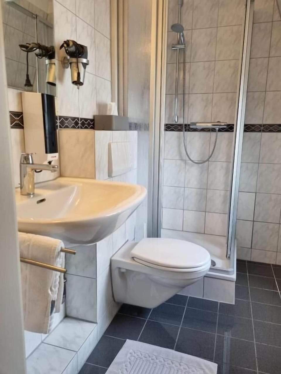 Comfort Twin Room, Multiple Beds, Non Smoking | Bathroom | Shower, free toiletries, hair dryer, towels