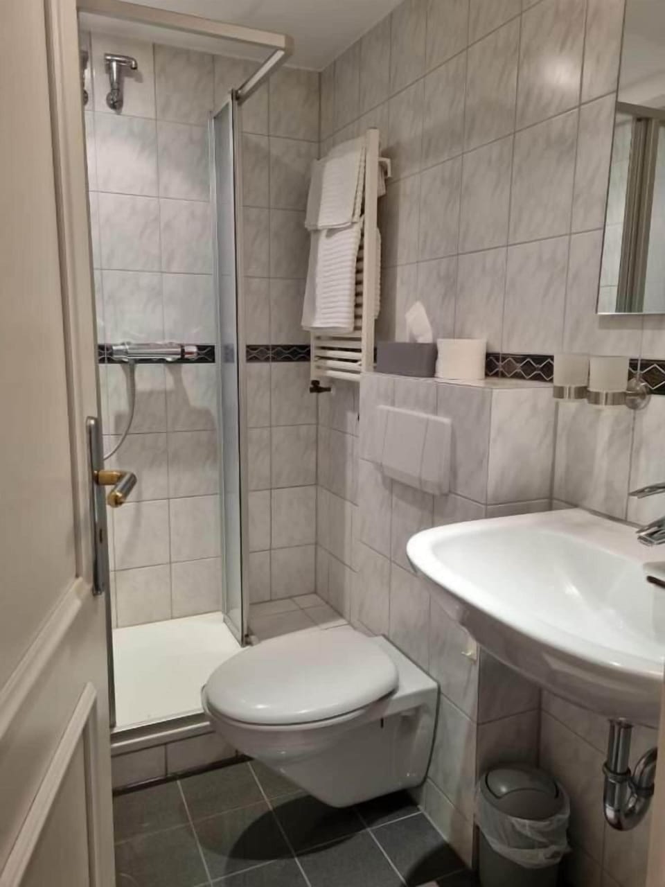 Comfort Single Room, Non Smoking | Bathroom | Shower, free toiletries, hair dryer, towels