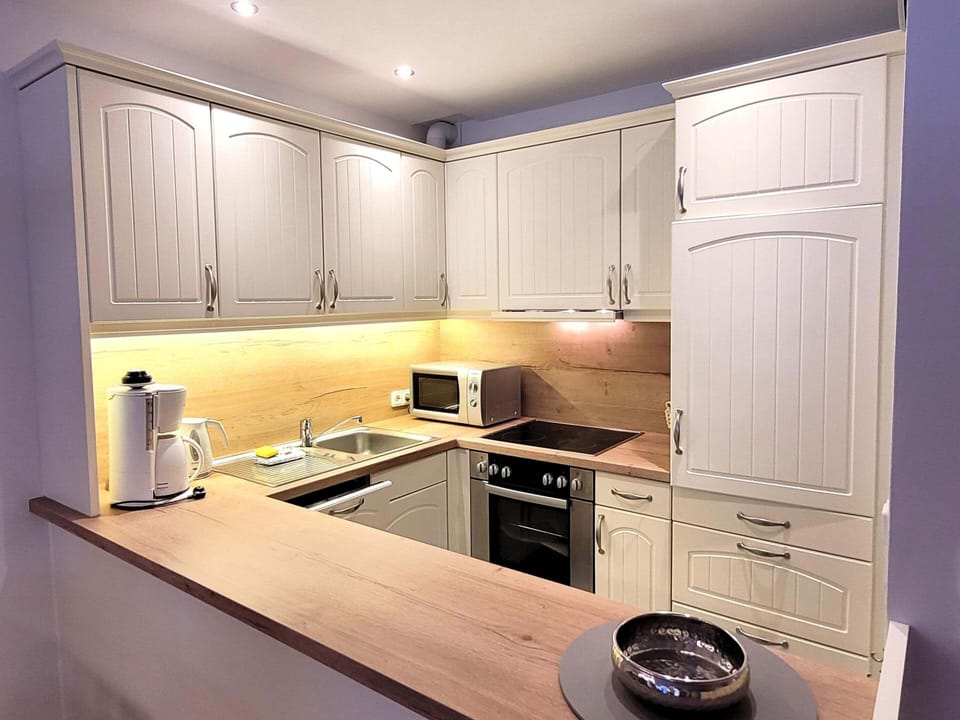 Apartment | Private kitchen | Cookware/dishes/utensils