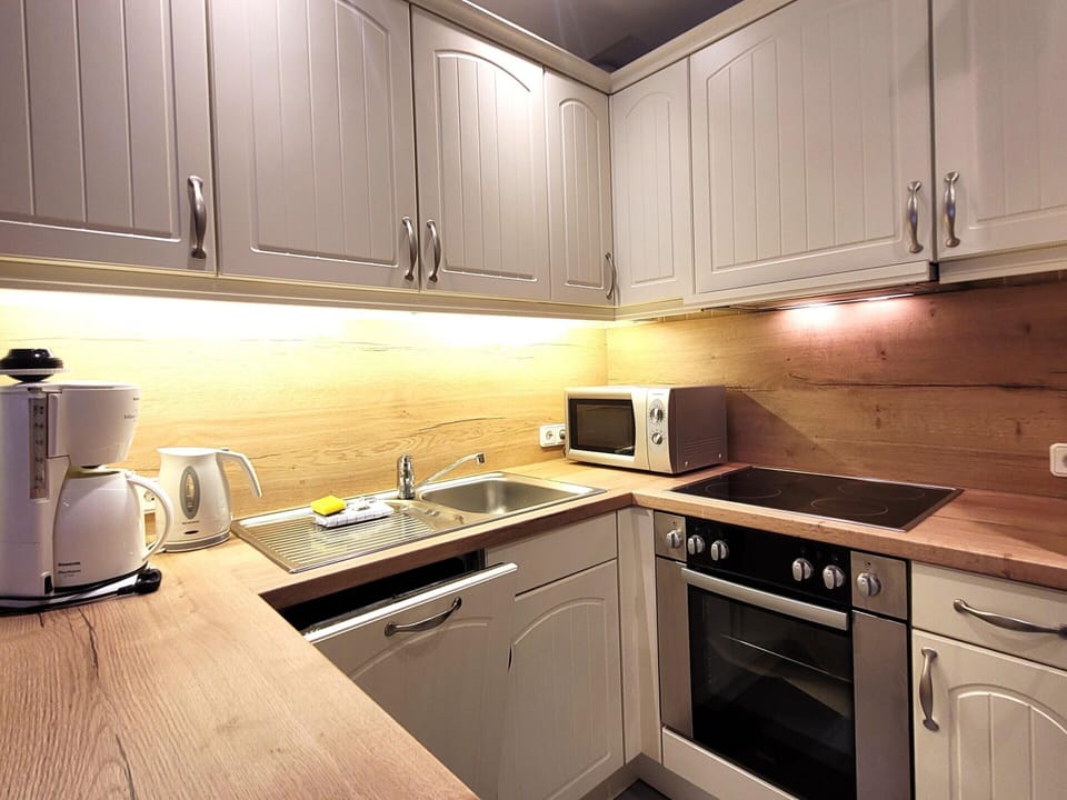 Apartment | Private kitchen | Cookware/dishes/utensils