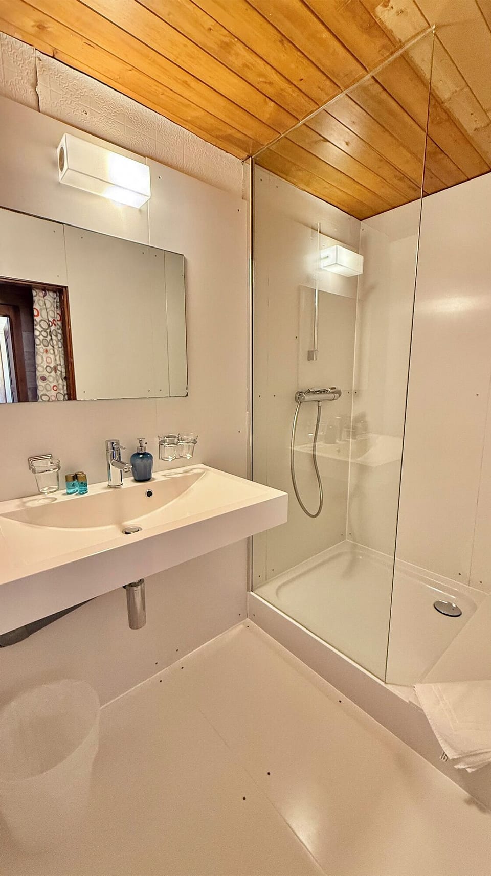 Economy Triple Room, Pets Allowed, Mountain View | Bathroom | Shower, towels, soap, shampoo