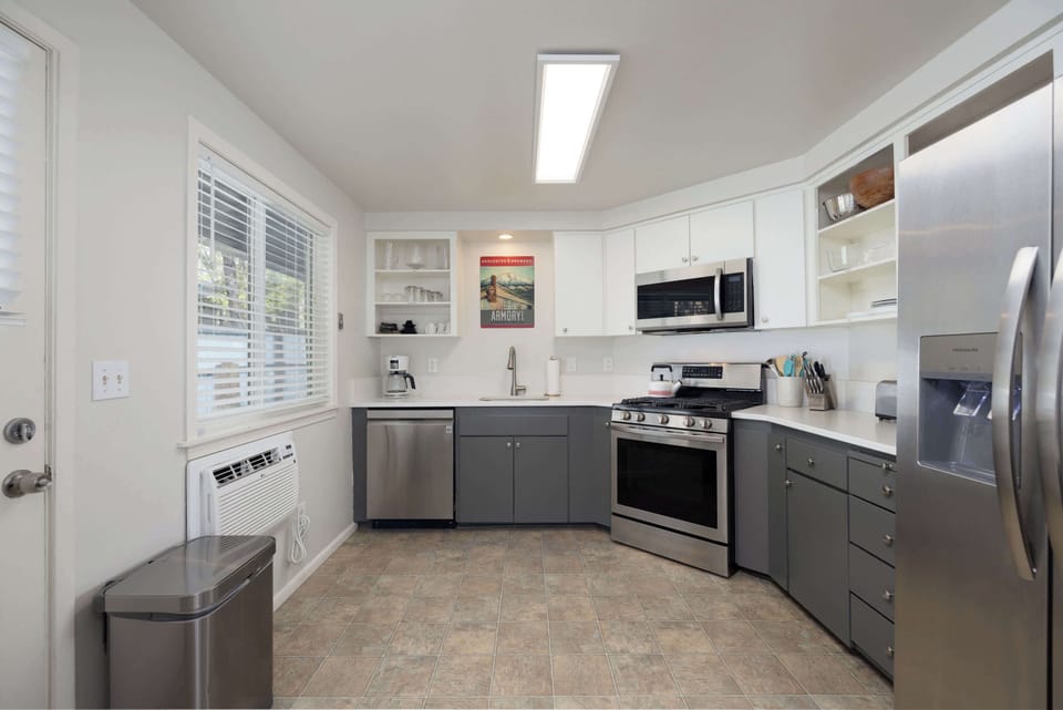 Townhome, 2 Queen Beds, Patio, Garden View (Orchard Park Retreat) | Private kitchen | Fridge, microwave, oven, stovetop