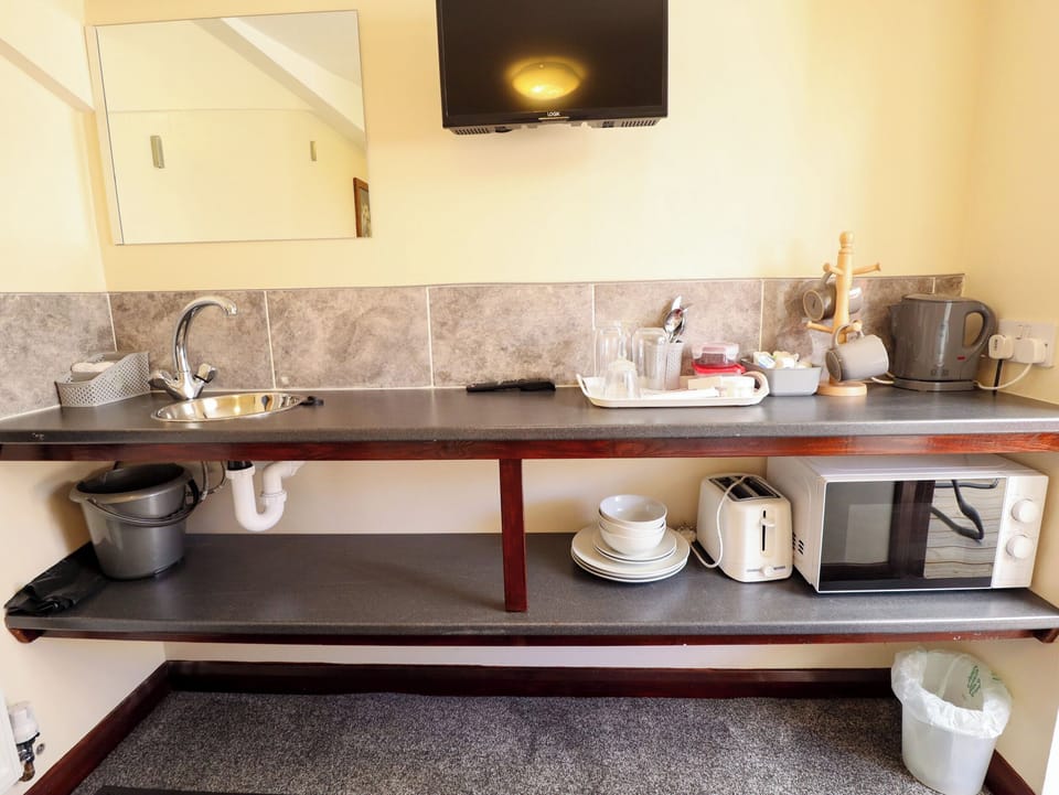 Cottage | Private kitchen | Fridge, microwave, toaster, cookware/dishes/utensils