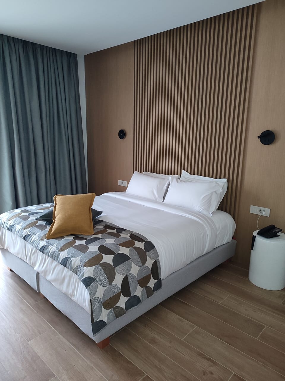 Accessible Deluxe Double or Twin Room, Balcony, Garden View | Minibar, in-room safe, desk, laptop workspace