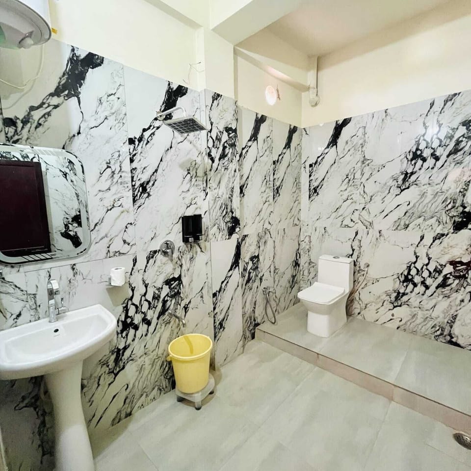 Deluxe Double Room | Bathroom | Shower, free toiletries, towels, soap
