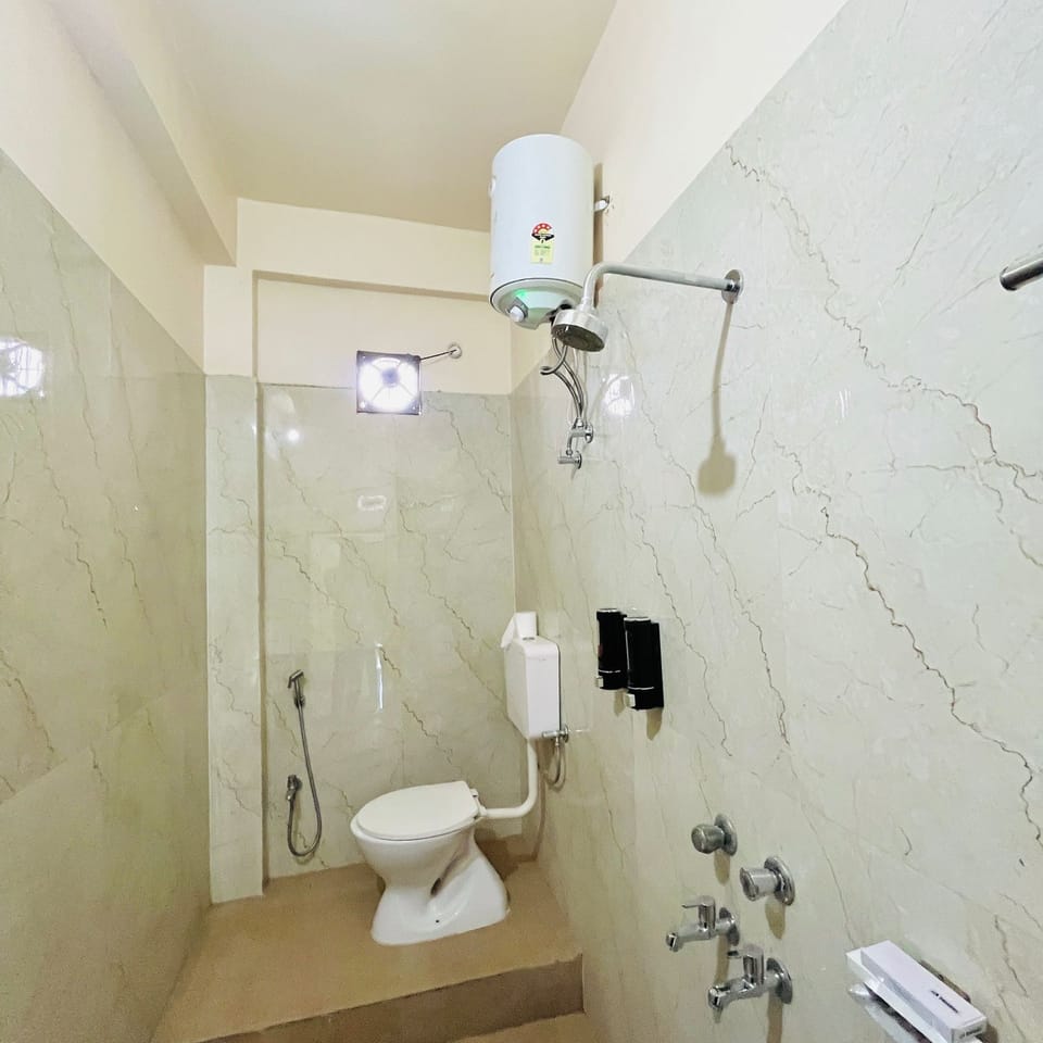 Deluxe Apartment, 2 Bedrooms | Bathroom | Shower, free toiletries, towels, soap