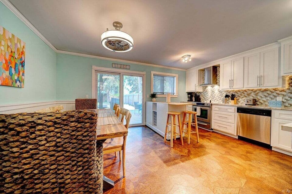 Large Kitchen with dining area