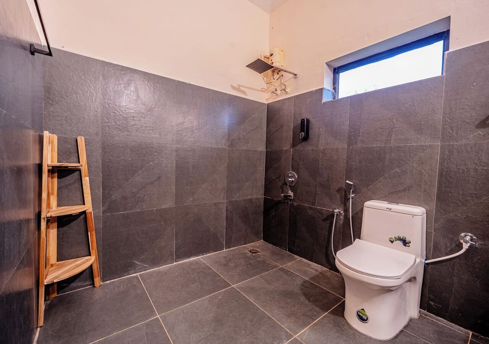 Standard Single Room, Garden View | Bathroom | Shower, free toiletries, bidet, towels