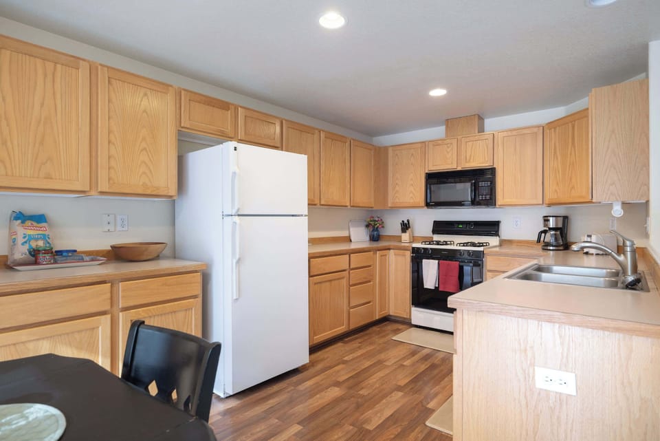 House, Multiple Beds, Patio, Garden View (Rock Bluff Retreat) | Private kitchen | Fridge, microwave, oven, stovetop