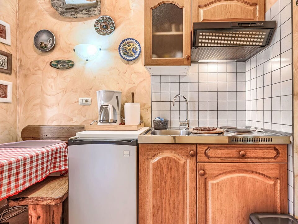 Wood, Major Appliance, Furniture, Kitchen, Interior Design, Kitchen Appliance, Countertop, Floor, Flooring, Cabinetry
