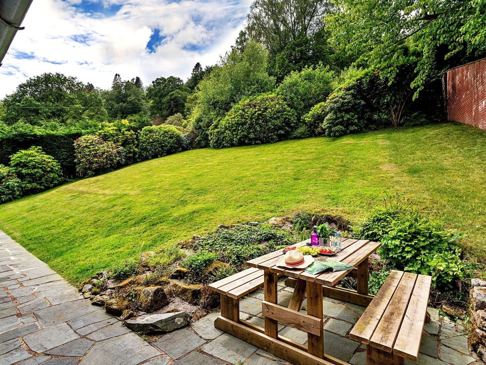 Grass, Garden, Furniture, Shrub, Landscape, Outdoor Furniture, Outdoor Bench, Plant Community, Land Lot