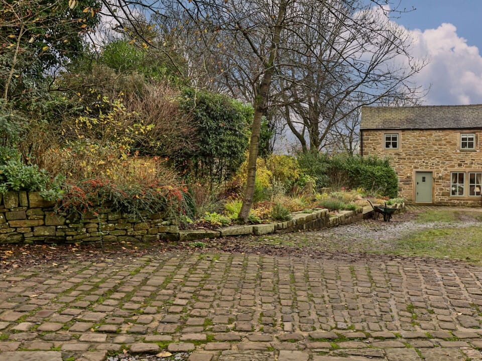 Shade, Mountain Range, Outdoor Structure, Eco Hotel, Deck, Outdoor Furniture, Garden, Chair, Landscaping, Hardwood