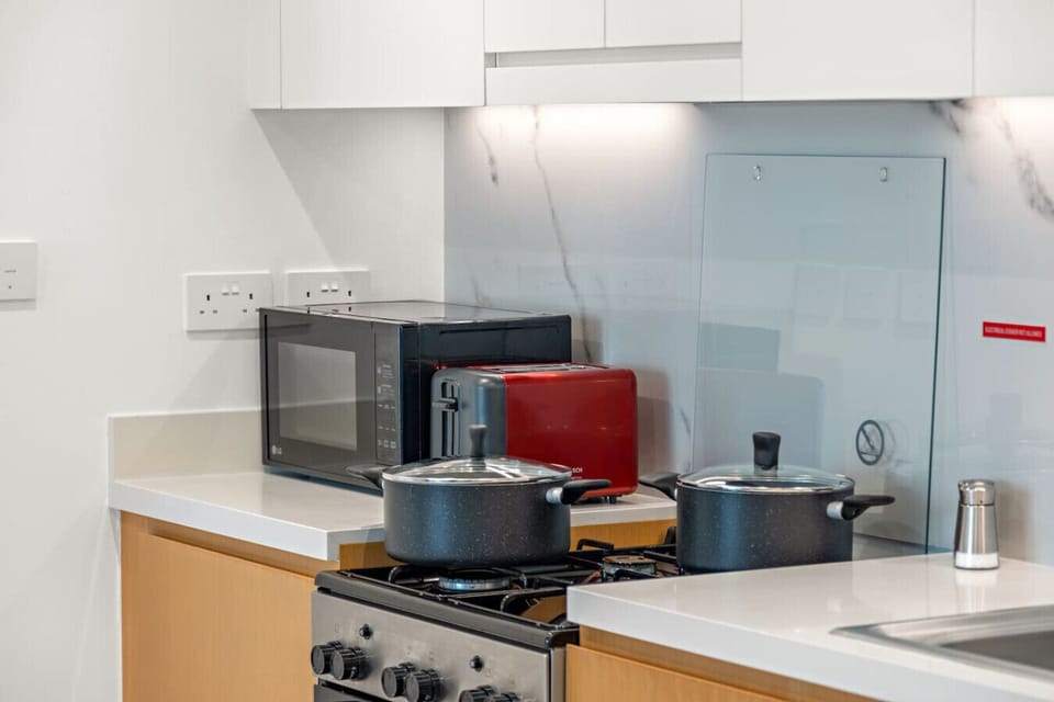 Chef`s Dream Kitchen: Sleek appliances and modern design invite culinary adventures in Dubai!