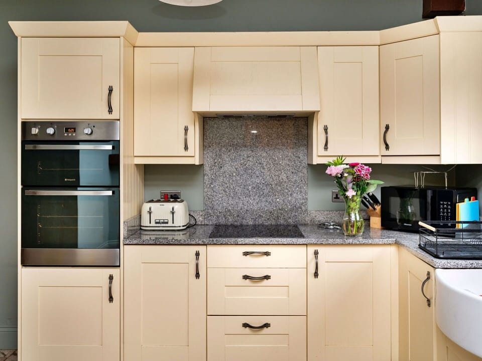 Shade, Mountain Range, Outdoor Structure, Eco Hotel, Deck, Outdoor Furniture, Garden, Chair, Landscaping, Hardwood