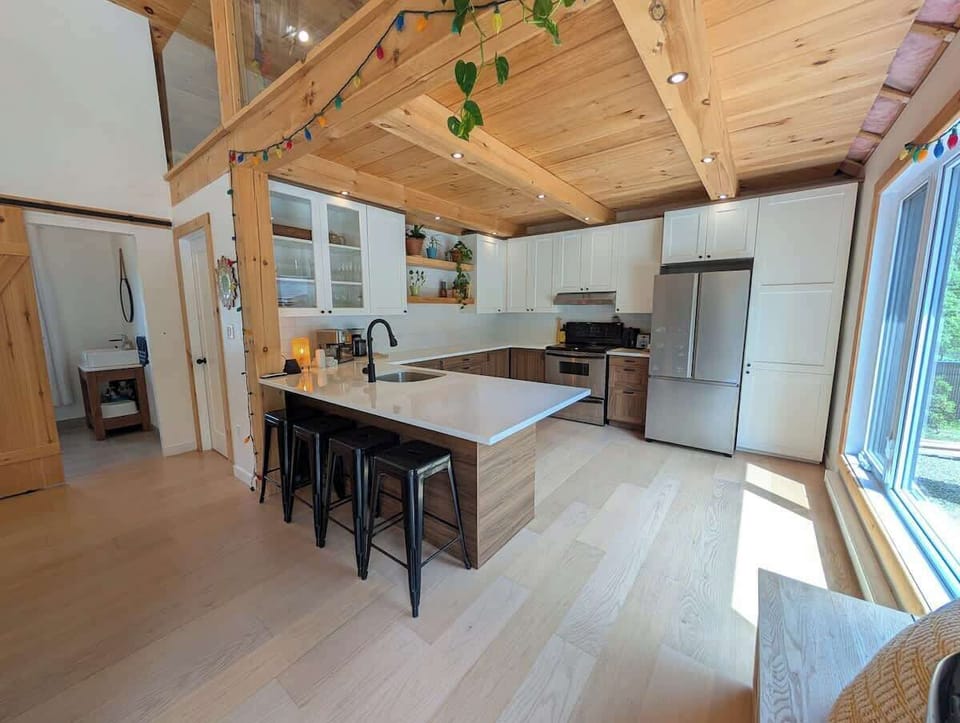 Cuisine lumineuse et contemporaine aux finitions élégantes, parfaite pour vivre de savoureuses aventures culinaires!