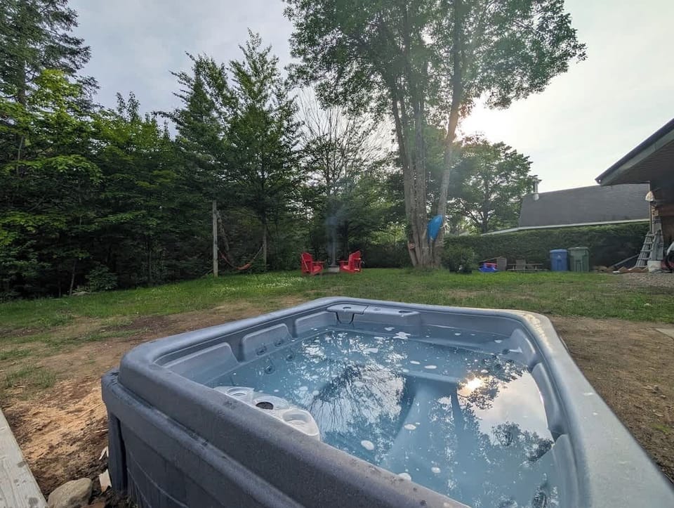 Détendez-vous dans le spa, en pleine nature — un pur moment de sérénité vous attend!