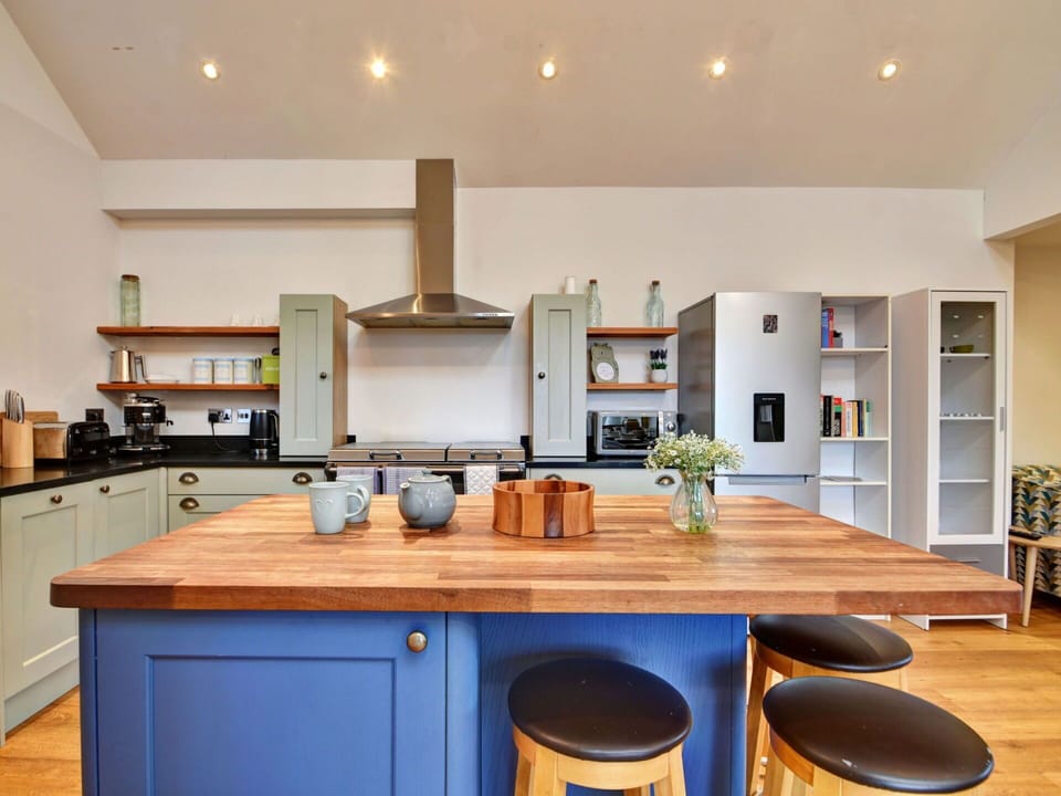 Shade, Mountain Range, Outdoor Structure, Eco Hotel, Deck, Outdoor Furniture, Garden, Chair, Landscaping, Hardwood