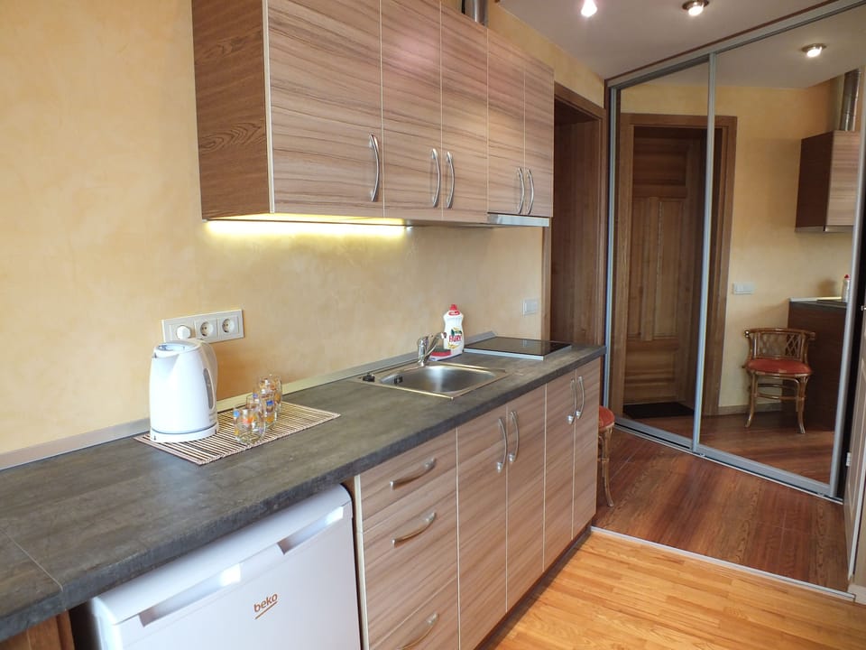Standard Studio, Kitchenette | Private kitchen | Full-size fridge, electric kettle