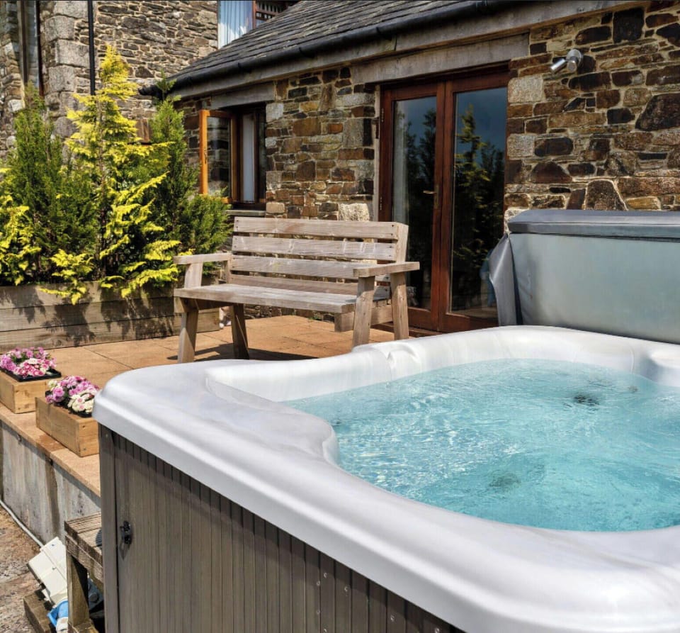 House, Bathtub, Cottage, Home, Plumbing Fixture, Jacuzzi, Resort, Houseplant, Chimney