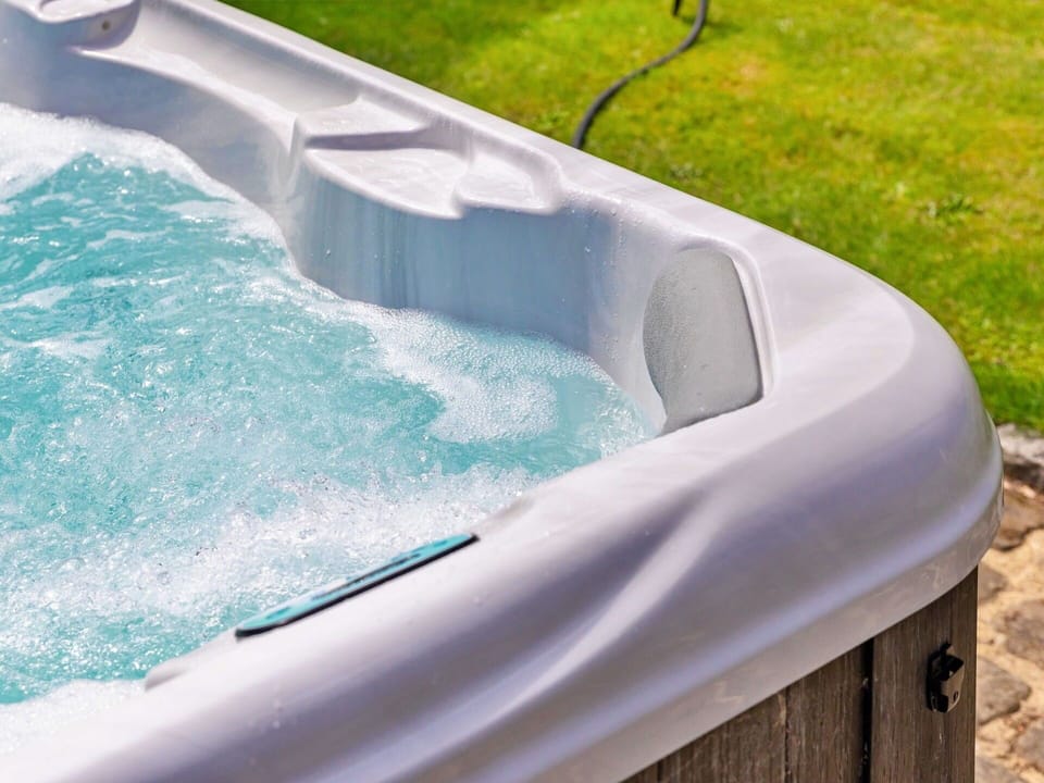 Bathtub, Composite Material, Leisure, Jacuzzi, Swimming Pool, Plumbing Fixture, Plastic