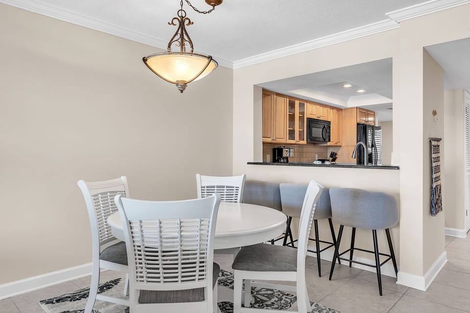 Kitchen/Dining Area