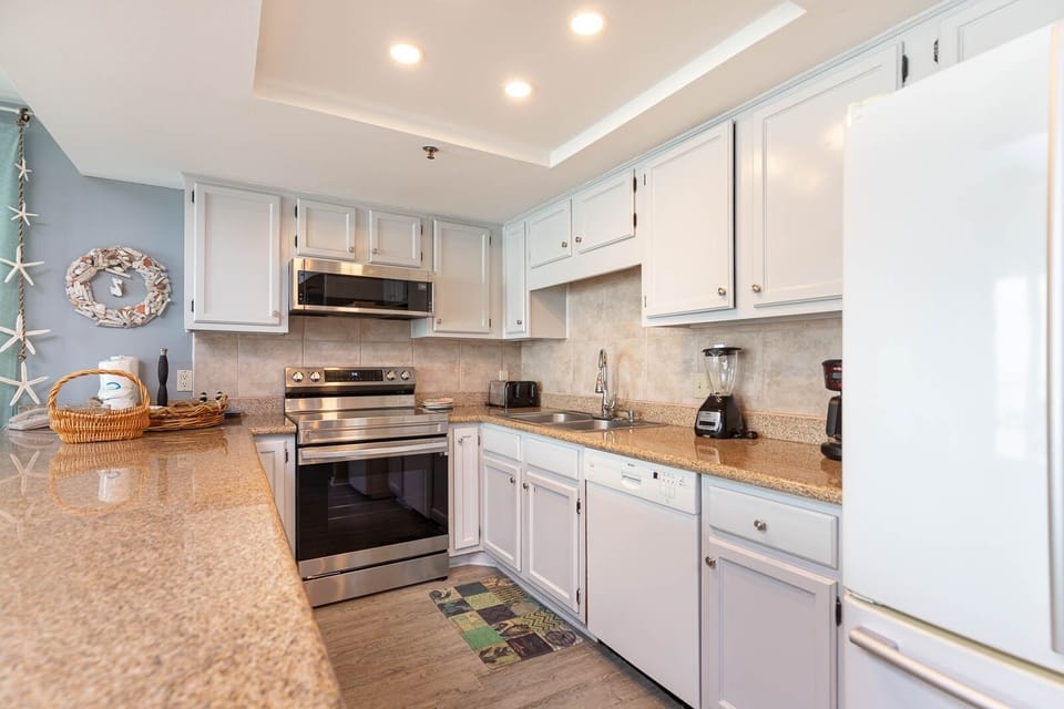 Condo, 3 Bedrooms | Private kitchen | Fridge, oven, coffee/tea maker