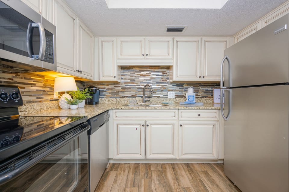 Condo, 1 Bedroom | Private kitchen | Fridge, oven, coffee/tea maker