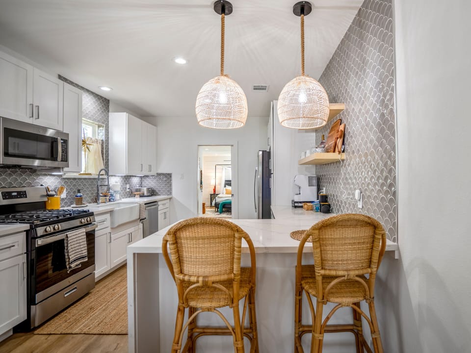 Full Size Kitchen with Breakfast Bar