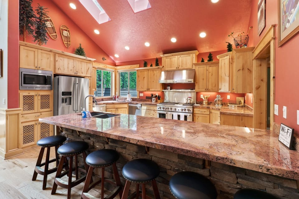 House, 6 Bedrooms | Private kitchen | Fridge, oven, stovetop, coffee/tea maker