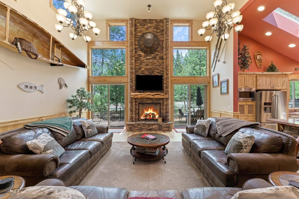 House, 6 Bedrooms | Living area | Smart TV
