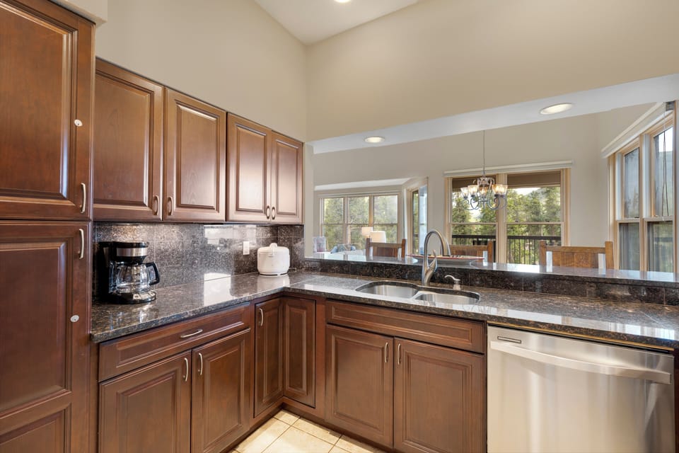Large Kitchen & bar area