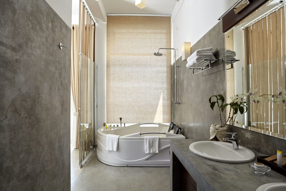 Cape Suite | Bathroom | Free toiletries, hair dryer (on request), bathrobes, slippers