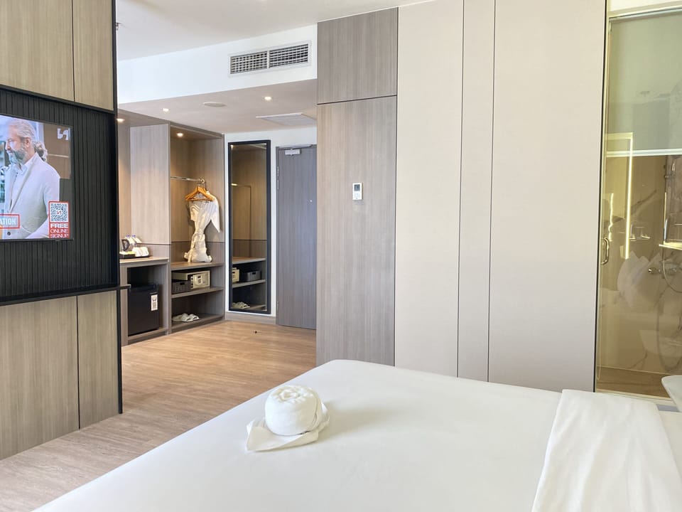 Express Suite | Premium bedding, in-room safe, desk, blackout drapes