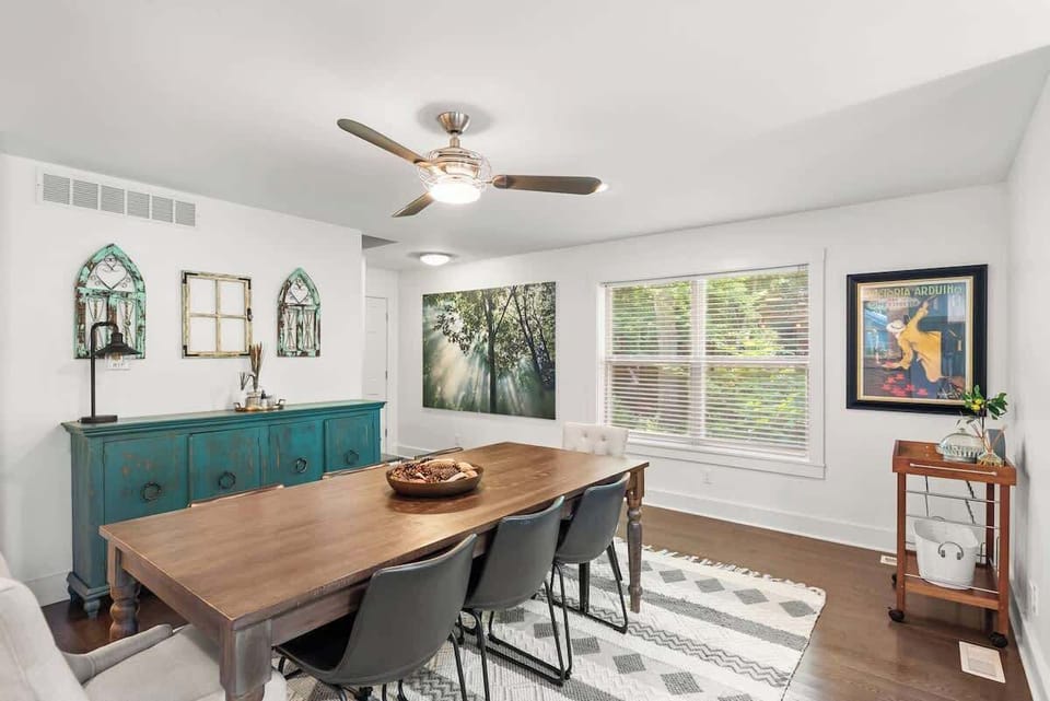 Stylish details and space for everyone around the table.