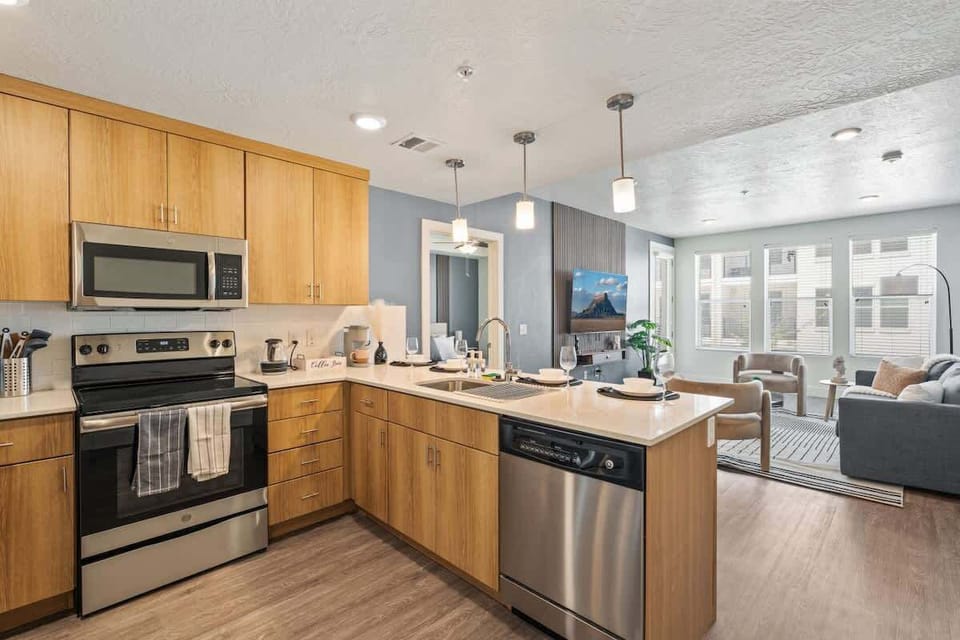 Cook with ease in our fully equipped kitchen, featuring a modern oven and complete sets of utensils.
