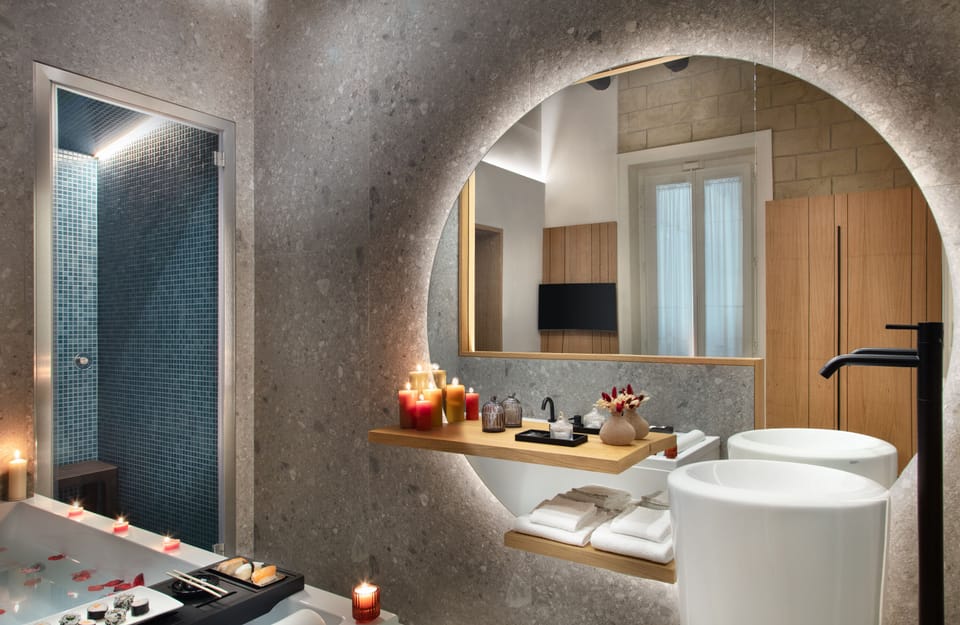 Luxury Double Room, Balcony, Courtyard View | Bathroom | Hair dryer, slippers, towels, soap