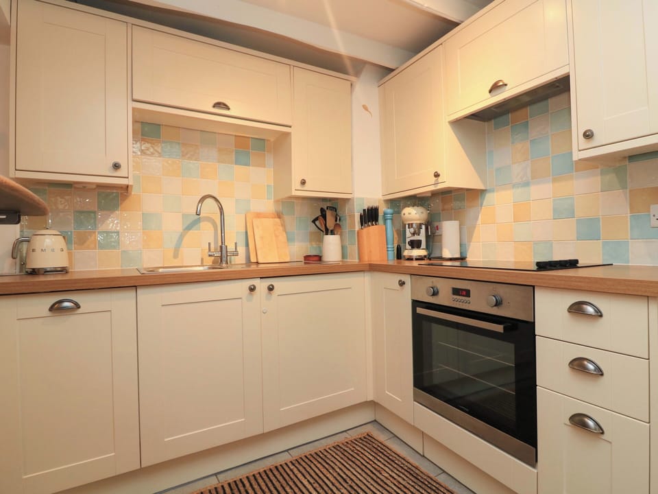 Fridge, microwave, dishwasher, cookware/dishes/utensils