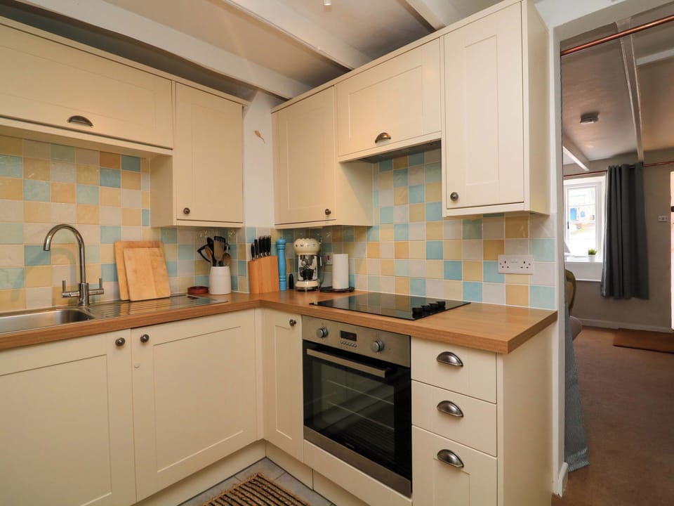 Fridge, microwave, dishwasher, cookware/dishes/utensils