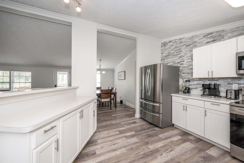 House, Multiple Beds, Patio, Garden View (Stillwater Hollow) | Private kitchen | Fridge, microwave, oven, stovetop