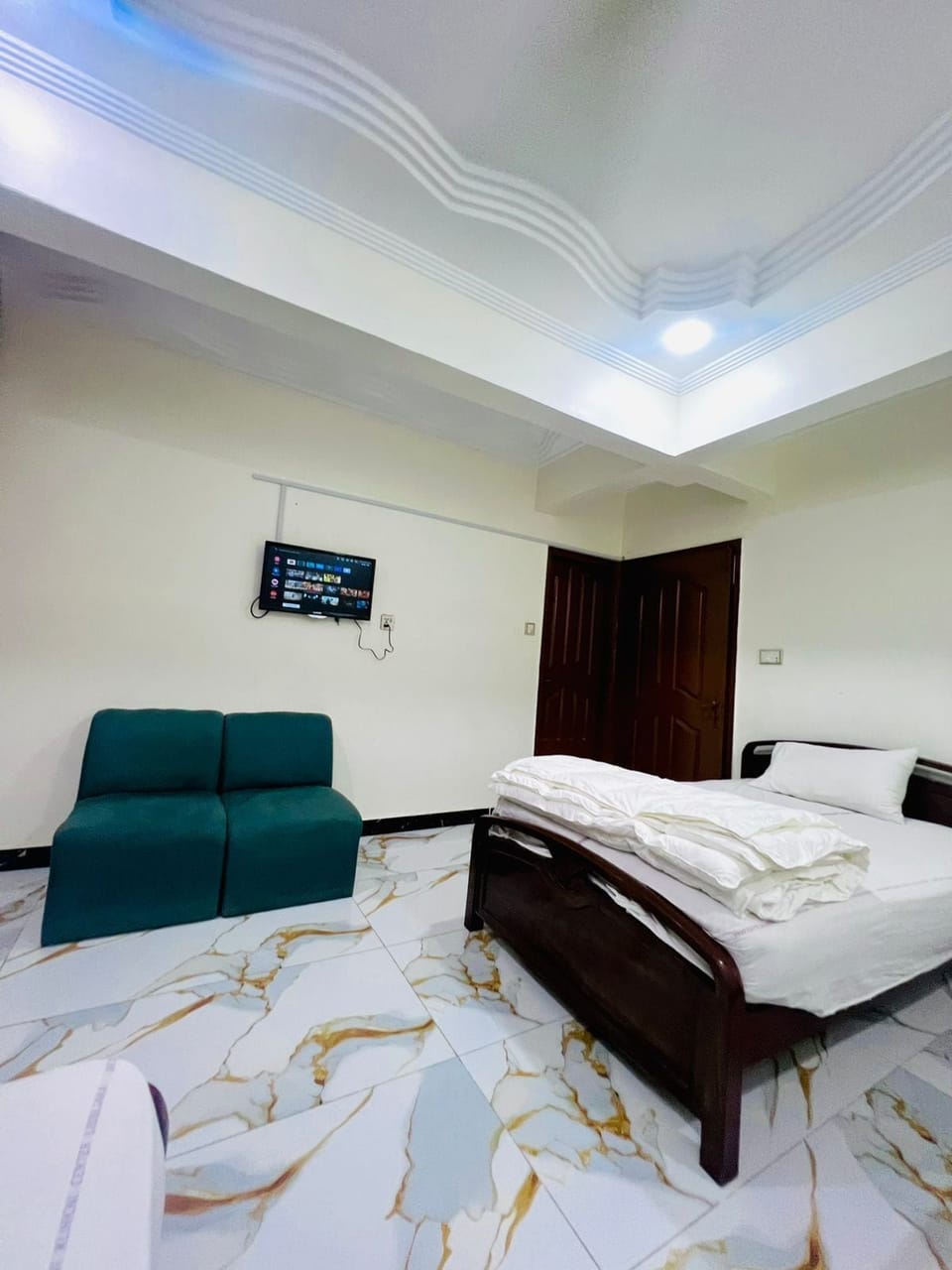 Classic Double Room | Bathroom | Shower, free toiletries, towels, soap