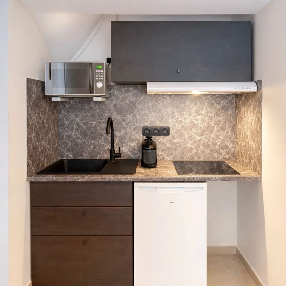 Classic Apartment, Courtyard View | Private kitchen | Espresso maker, electric kettle