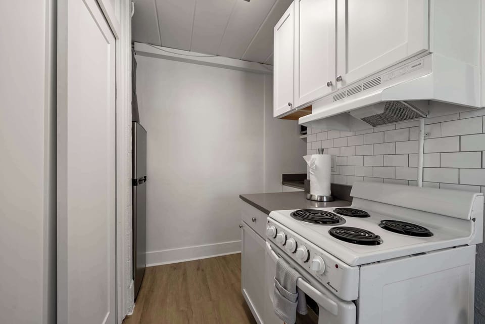 Studio, 1 Queen Bed, Kitchen, Garden View (Chic City Retreat 99) | Private kitchen | Fridge, microwave, stovetop, coffee/tea maker