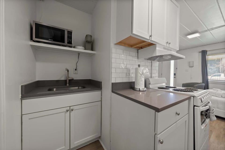 Studio, 1 Queen Bed, Kitchen, Garden View (Chic City Retreat 99) | Private kitchen | Fridge, microwave, stovetop, coffee/tea maker