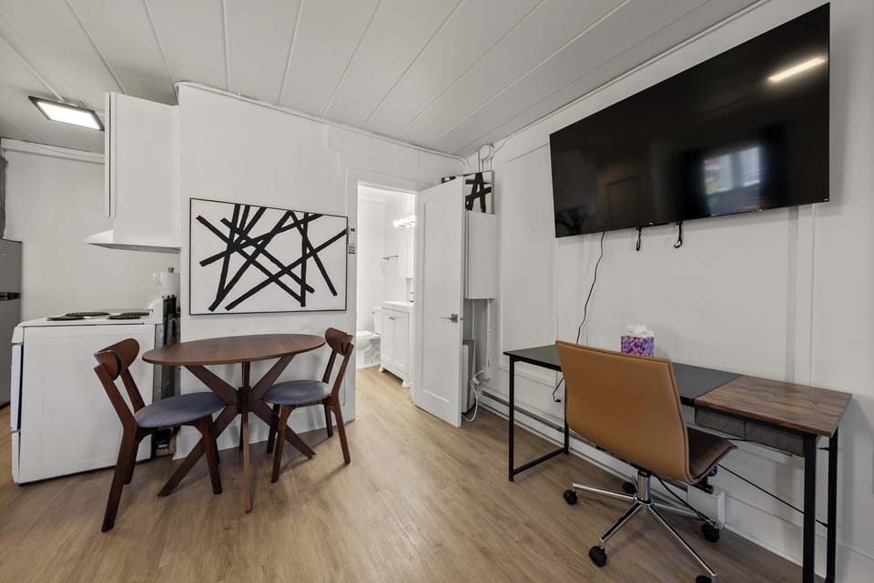 Studio, 1 Queen Bed, Kitchen, Garden View (Chic City Retreat 99) | Dining